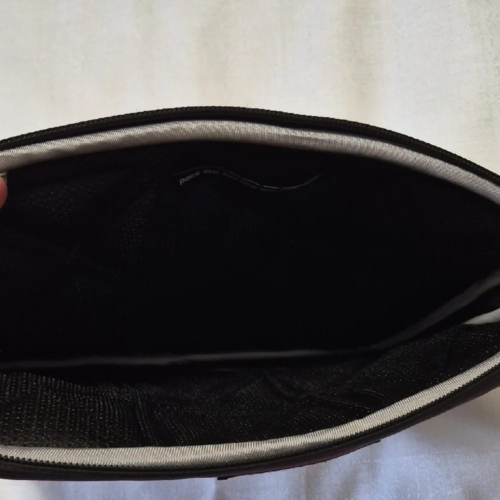 Targus Plum Purple Tablet Travel Carrying Sleeve Case Zipper Closure Padded